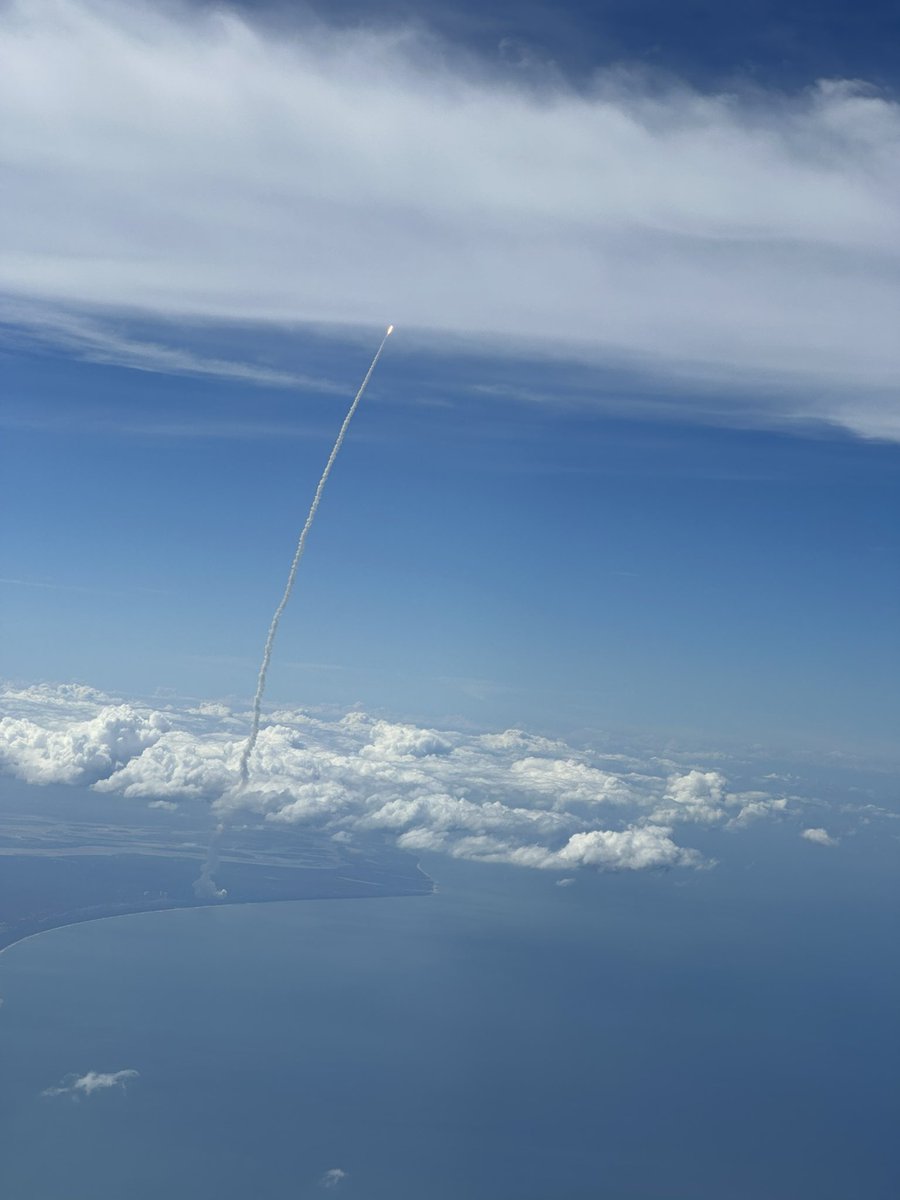 aponraj1's tweet photo. I’m lucky yesterday to witness the historical launch of Chandrayan 3 from flight. Sometime after takeoff from Chennai to Dhaka flight, pilot announced to watch this historical event who sits left side of the flight #indigo6e #ISRO #Chandrayaan3 #Chennai https://t.co/jCGxoptISS
