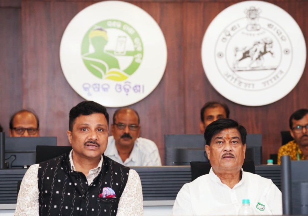 krushibibhag's tweet photo. Hon’ble Minister @rajaaswain conducted a review meeting today to take stock of different schematic interventions, achievements &amp; monitoring through Krushi Samiksha Kendra (KSK), India's first integrated command &amp; control facility in the agriculture domain. https://t.co/vwfzj1jmbC