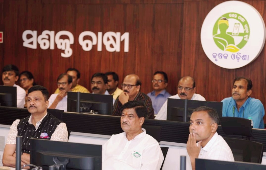 krushibibhag's tweet photo. Hon’ble Minister @rajaaswain conducted a review meeting today to take stock of different schematic interventions, achievements &amp; monitoring through Krushi Samiksha Kendra (KSK), India's first integrated command &amp; control facility in the agriculture domain. https://t.co/vwfzj1jmbC