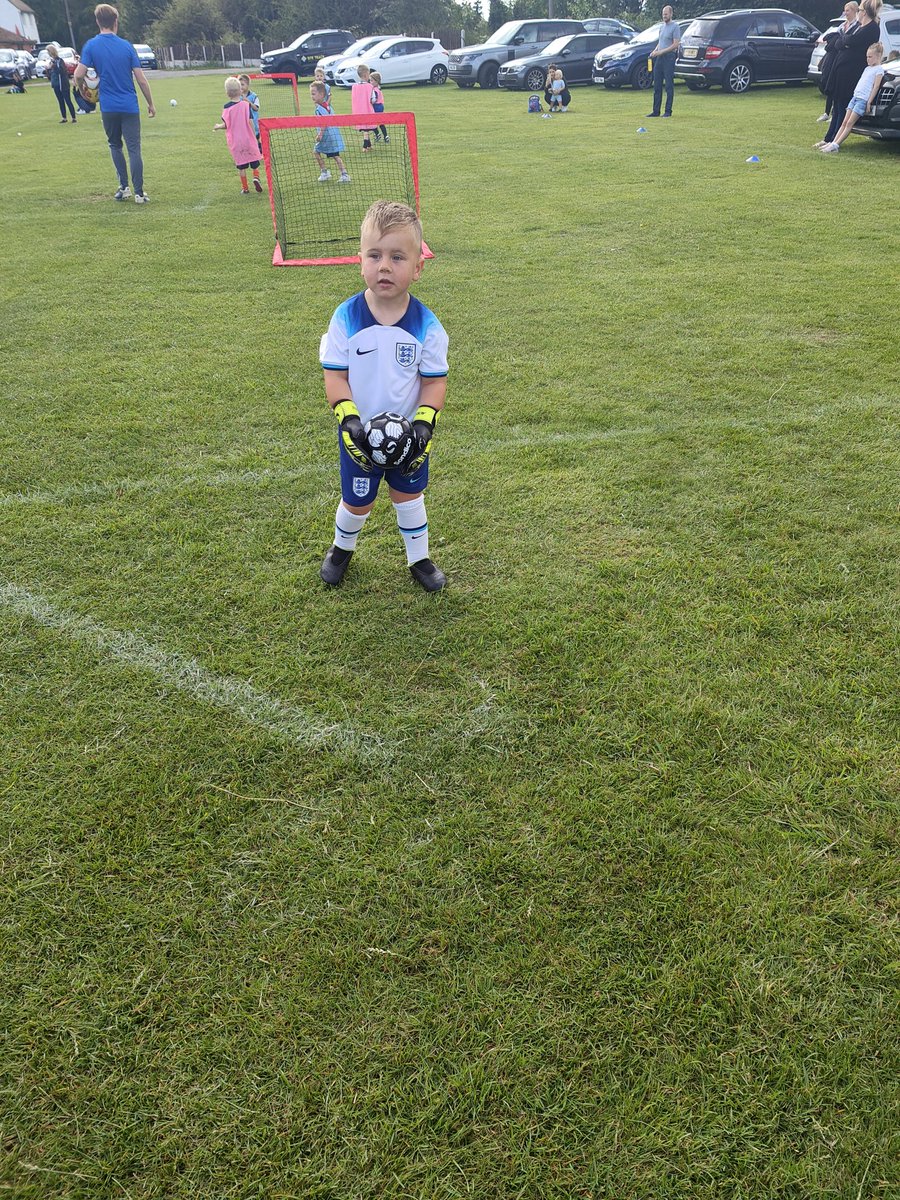 Lenny enjoying his first morning at @StWorksop cubs. He's still a badger though. #UTB