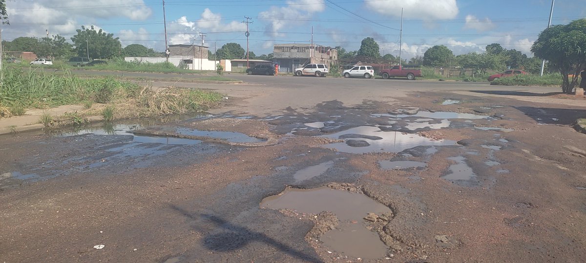 Entrada principal al sector B del core 8 - Teodokilda, requiere atención gubernamental <a href="/Hidrobolivar_/">Hidrobolívar Oficial</a> <a href="/CorpServGuayana/">CorpoServiciosGuayan</a> <a href="/_PrensaGobol/">Gobernación de Bolívar</a>