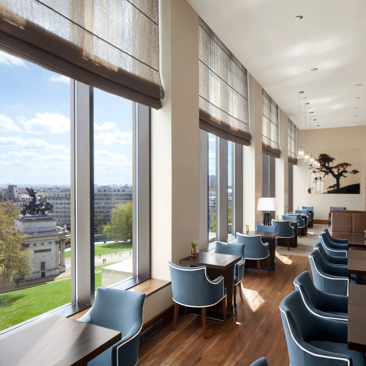 It's all in the details. Experience another level of world-class service that truly delights in our Club InterContinental lounge. Enjoy the most spectacular view looking out over the Royal Parks, monuments and Buckingham Palace. 

#icparklane #clubintercontinental #luxuryhotel