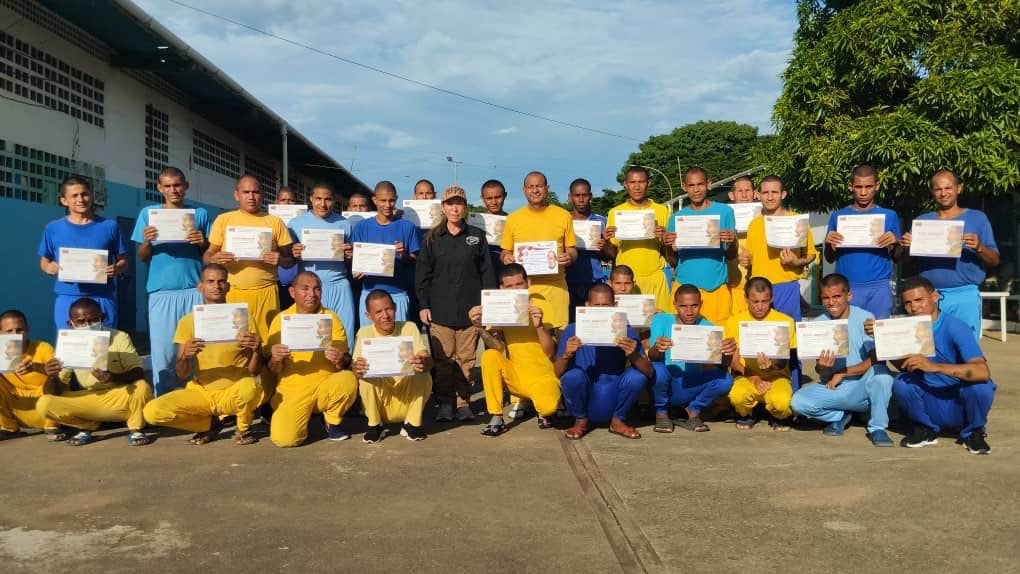 Derecho_paz's tweet photo. Durante nuestra visita al estado Bolívar, hemos entregado los primeros títulos de culminación de educación básica a 31 privados de libertad del Internado Judicial El Dorado, logro que han alcanzado gracias a las alianzas que mantenemos entre el @mppsp_vzla y la Misión Robinson. https://t.co/3CXJMHg2Ta