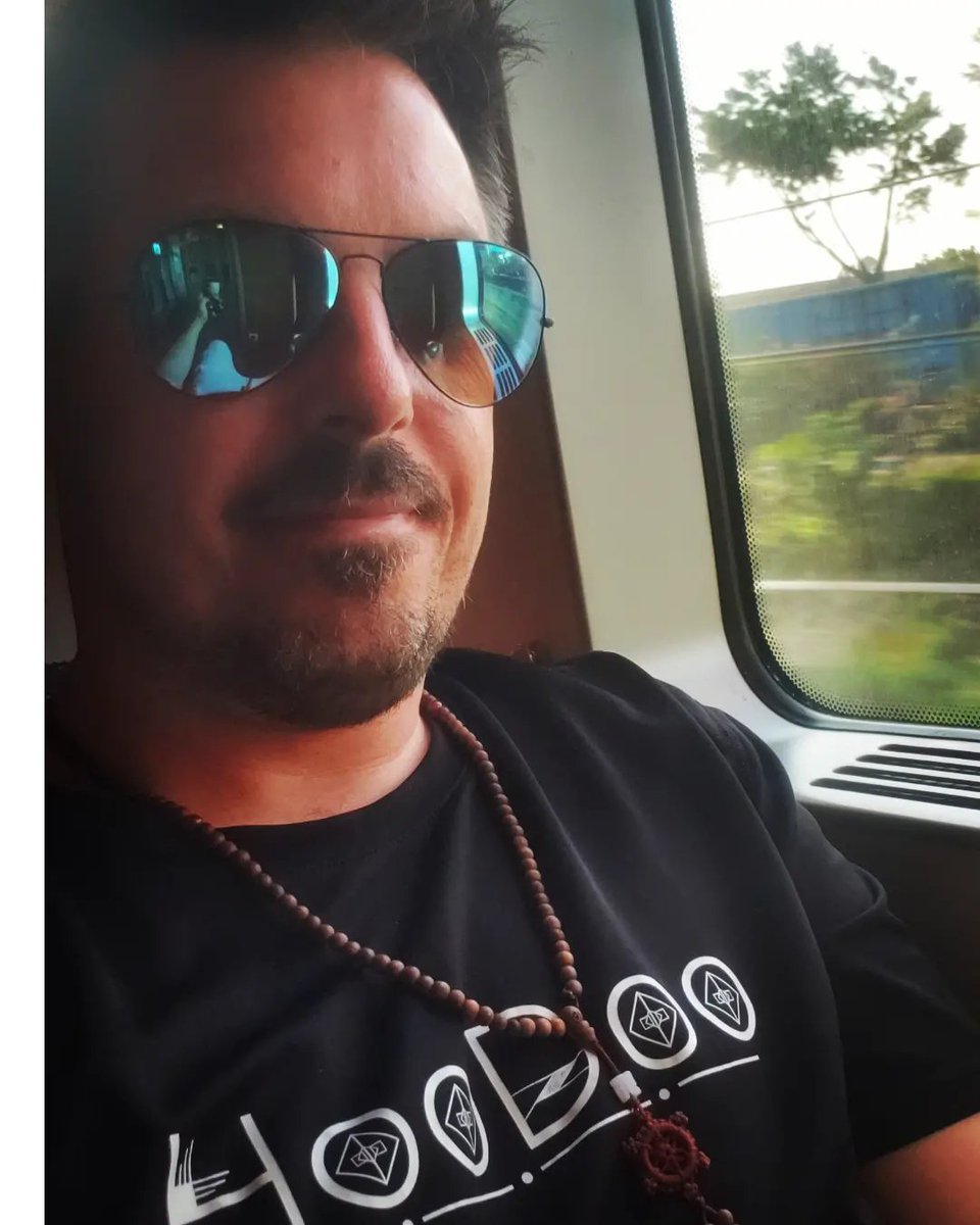 HoodooTechno's tweet photo. Rocking the @HoodooTechno tee for the train ride to Xiamen for tonight's gig at 蜕壳 club. https://t.co/VPalhDO5HK