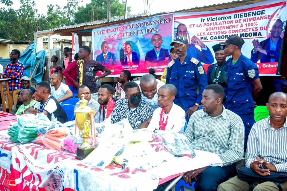 DeoMonzia21's tweet photo. #UNC_TSHANGU
Le secrétaire interfédéral adjoint de l'Unc Tshangu @GaborienM, a organisé la grande finale du tournoi de FOOTBALL avec don de #vareuses, #ballons et #enveloppes à toutes les quatre équipes qui ont participé à la phase finale lundi, 11 juillet 2023. https://t.co/3Gm7xT0XGx
