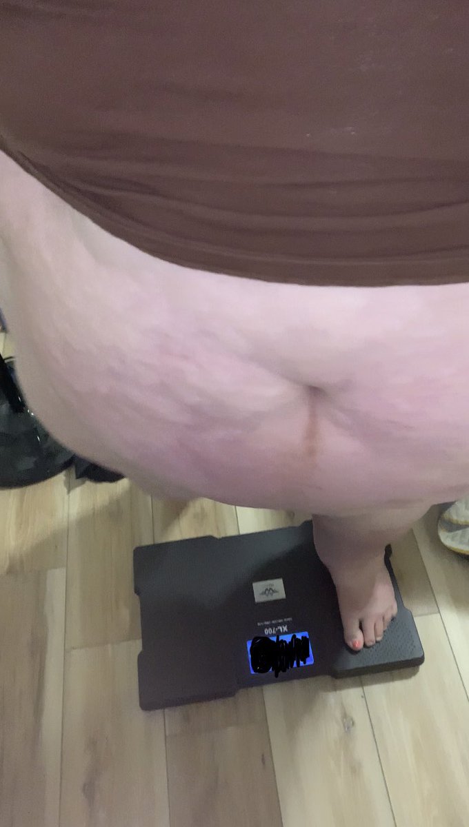 moz_stick_lover's tweet photo. A little sneaky peek at my latest upload! A fresh weigh-in! I think it’ll be a little bit shocking! #fat #fatlegs #weighin #heavybody #fatbody #thick #bbw #bbwgoddess #bbwfeet #ssbbwfeet #ssbbw #ssbbwcutie #ssbbwmodel #ssbbwcutie #ussbbw #ussbbwlove https://t.co/igOXZx7Cj4