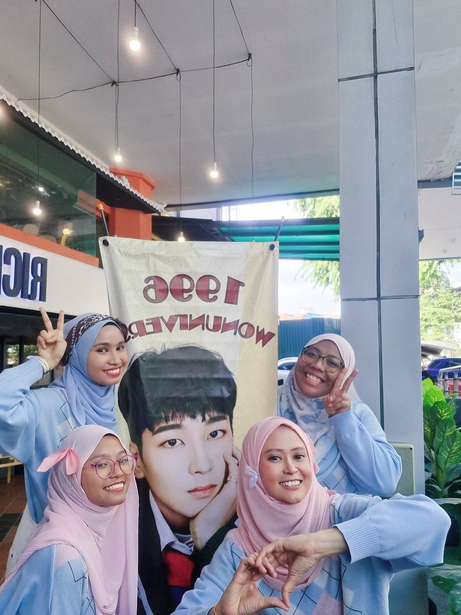 juwita1982's tweet photo. @Insvtuniverse can't get over the #1996WONUNIVERSE #cupsleevent at richiamo coffee sg wang ๐. Thank you so much! ๐๐ https://t.co/5dd0uAuwtO