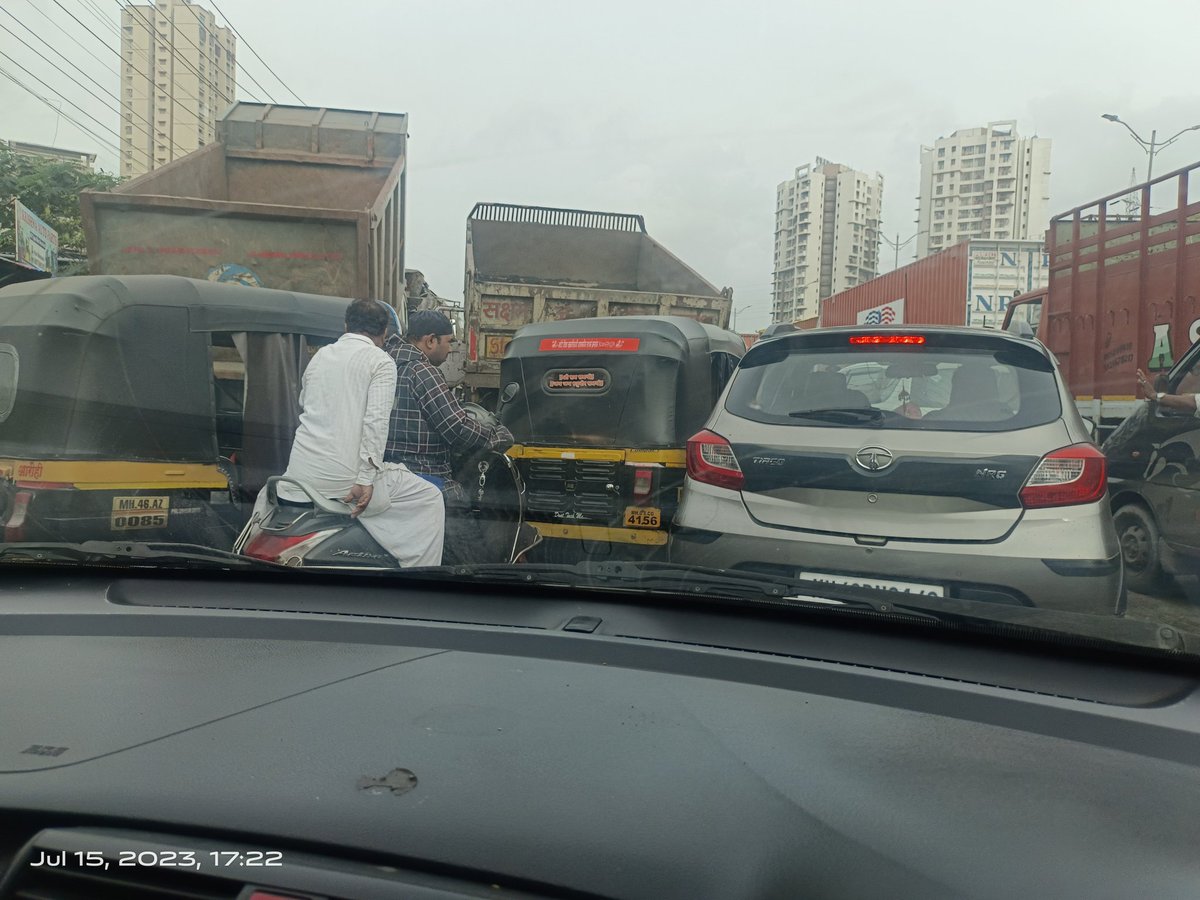 LaljiRanjan's tweet photo. GARAGE ON ROAD
Why have we increase the width of roads? Two trucks were parked in the middle of the road, resulting in a massive traffic jam at Shilphata. 
When will we understand that we have no rights to trouble others for our pleasure. @ThaneCityPolice @ThaneTraffic https://t.co/euwLGcPECv