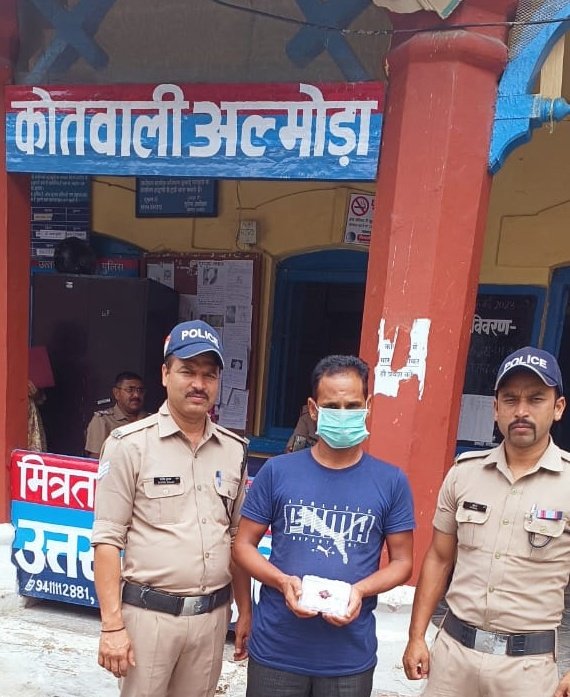 almorapolice's tweet photo. कोतवाली अल्मोड़ा पुलिस ने लूट की घटना का किया खुलासा
सोने की माला (गले का हार) लूटने वाले अभियुक्त को माला सहित किया गिरफ्तार
#uttarakhandpolice
#UKPoliceStrikeOnCrime
#Accused
#Arrest
#GoodJobTeam https://t.co/t8bY5EYuYD