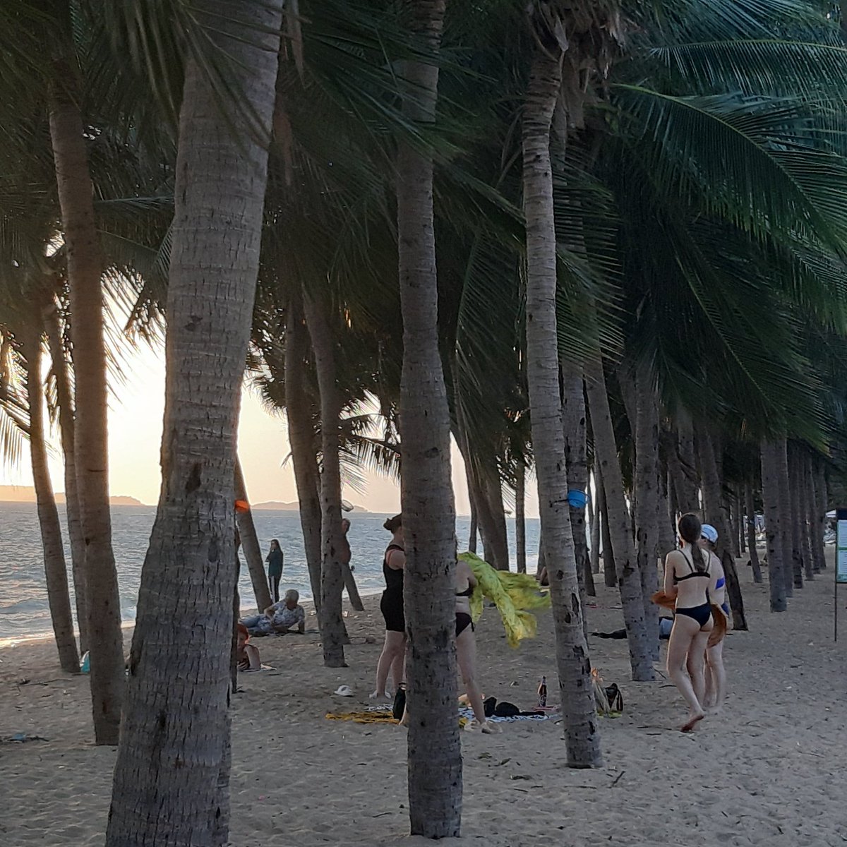 pramul18's tweet photo. #pattaya beach https://t.co/ZYuRyKaS6z