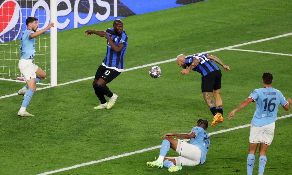 PeppinInter's tweet photo. Ciao #Lukaku. Va' dai gobbi e insegna loro come si può essere decisivi nel perdere una finale in Europa. Ah, no, quelli là sono già specialisti...
PS. Però capisco, l'occasione è ghiotta per il Triplete: dopo EL e Champions, quest'anno vuoi far perdere la finale di Conference 😅 https://t.co/AkNtxbZMMJ