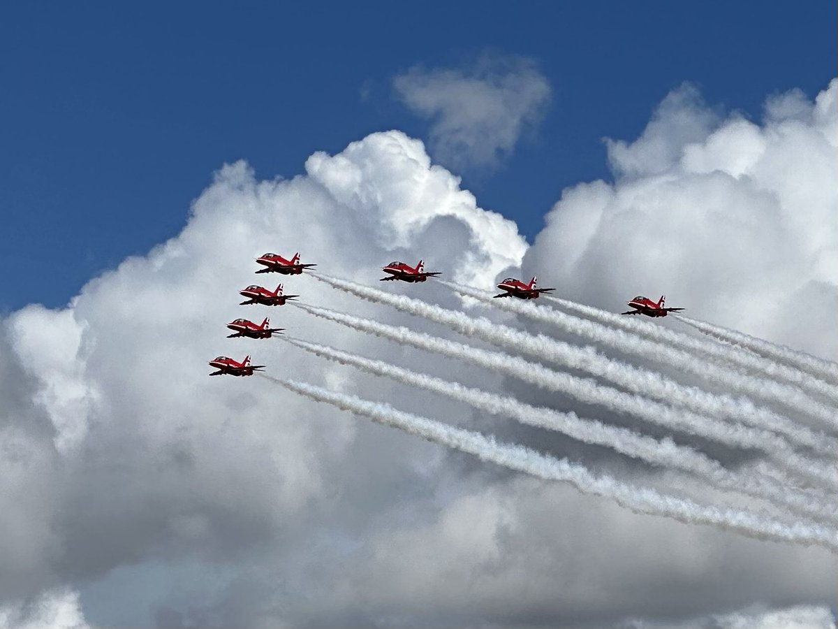 dgb_edwards's tweet photo. Amazing display by @rafredarrows @airtattoo. So cool and impressive #RIAT #RIAT2023 https://t.co/cAE16JOTpq