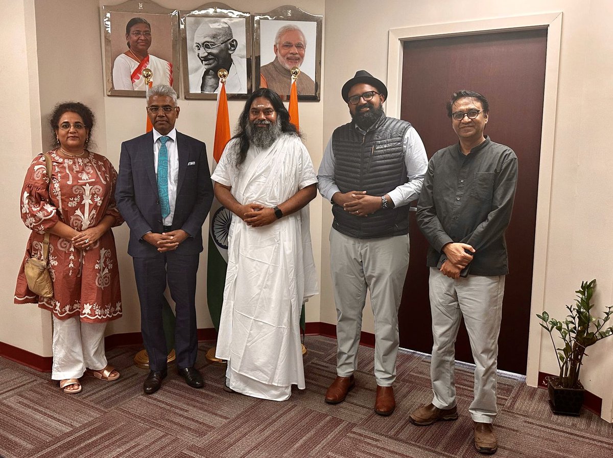 CG @ManishGIfs was pleased to receive @AoLCanada Swamji @AOLSwamiji at @cgivancouver and discussed activities of @AoLCanada  & possible areas of cooperation with @cgivancouver in promoting #yoga #meditation #breathingtechniques, & practical wisdom for daily living. @HCI_Ottawa