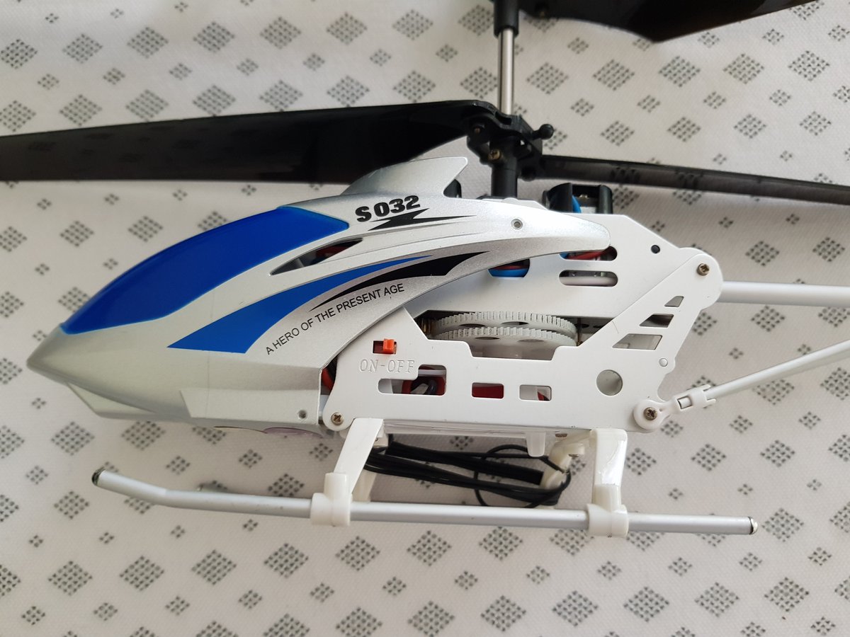 framboise314's tweet photo. Remplacement batterie sur Hélico #SYMA S032 @symatoys : la greffe a l'air d'avoir pris.
C'est en charge, on testera demain... https://t.co/8xlxjwmvGE
