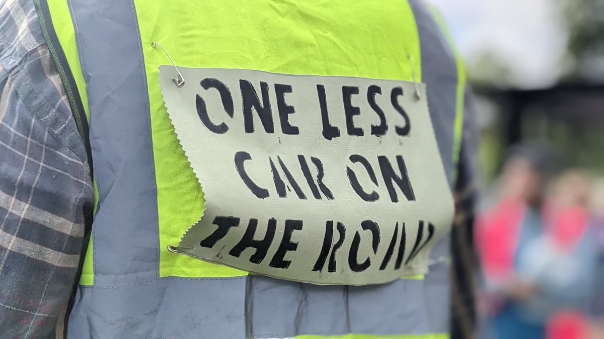 curiousways's tweet photo. An inspiring and enjoyable morning on a critical mass cycle ride, calling for safe wheeling and walking routes in the South Hams.
🚴🏽‍♂️🧑‍🦽🚶🏽🚶🏼‍♀️🚴🏼‍♀️
Highly visible, celebratory, and an act of living the future we wish to create🧵 https://t.co/cqQFzXSCr7