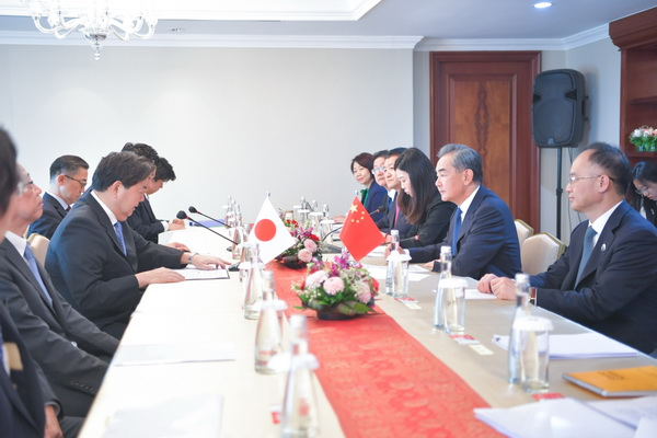 xuejianosaka's tweet photo. 王毅主任（林芳正外相と会談）：現在、中日関係は厳しい局面に直面し、進まなければ押し流されることになる。日本側が中国を最大の戦略的挑戦とと位置づけ、「中国脅威論」を煽り立てることは中日関係の現実と著しく矛盾しており、「互いに協力のパートナーであり、互いに脅威とならない」という双方の重要なコンセンサスにも違反している。