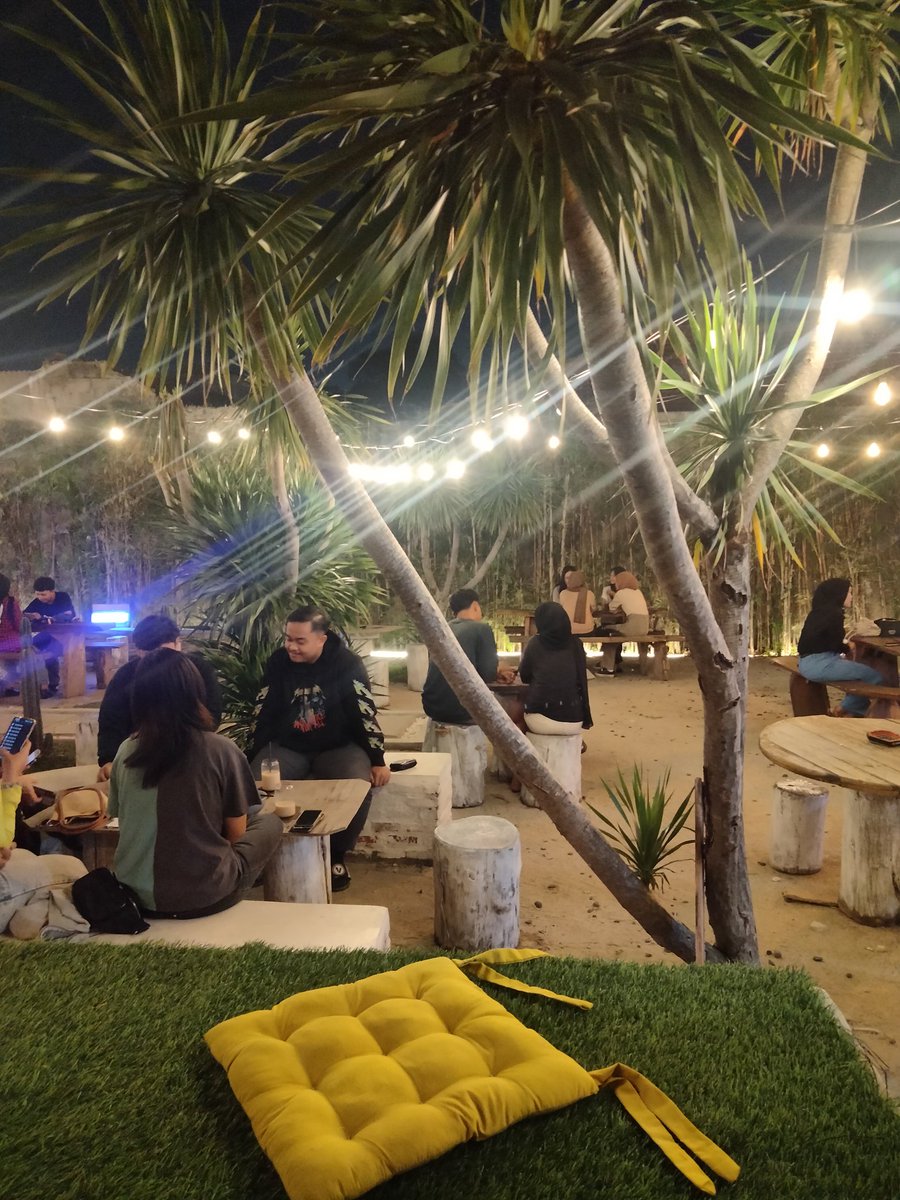 Gw ini termasuk golongan yang skrng jarang nongkrong, gara2 itu gw jadi gak pernah lagi take some pic, dan foto ini adalah hasil dari gw yg akhirnya nongkrong di malam Minggu setelah melewati masa hibernasi.