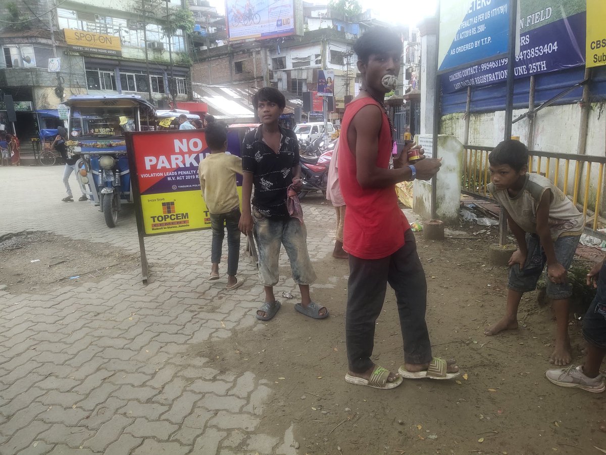 devikaborgohai1's tweet photo. Zoom into and look at there hand,
In the middle of Tinsukia Town, as we call Thana Charali, little boys ask for money and they buy such things..
Everyone notice but didn't take any actions..
@gpsinghips 
@himantabiswa 
@TinsukiaPolice 
@DC_office_tsk https://t.co/l3jWww5dPS
