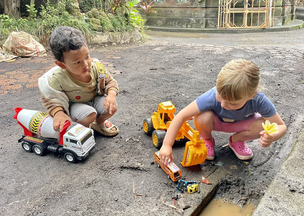 Alasdair_McK's tweet image. While we were learning about making jewellery, Muireann made a wee pal and they did the cutest thank yous ever 🥹
#TapadhLeibh #Sembah