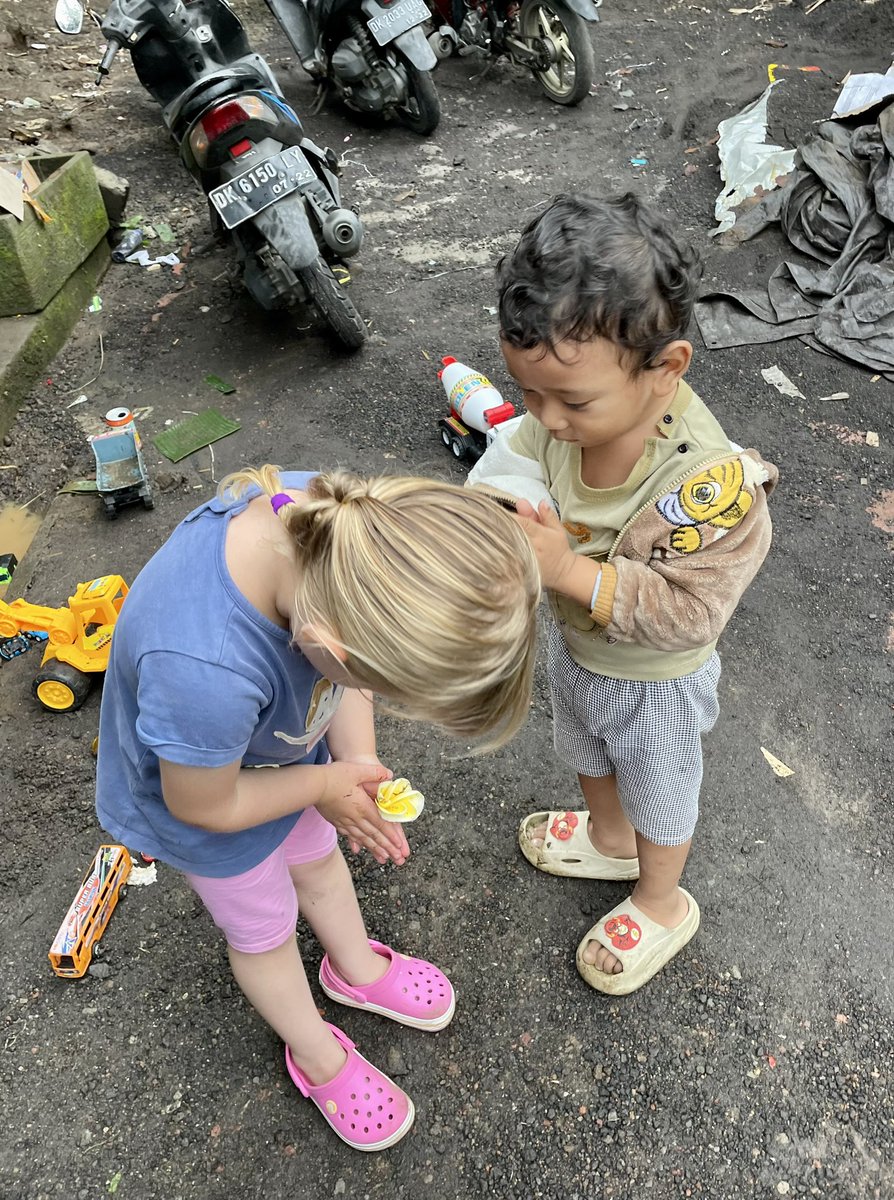 Alasdair_McK's tweet image. While we were learning about making jewellery, Muireann made a wee pal and they did the cutest thank yous ever 🥹
#TapadhLeibh #Sembah