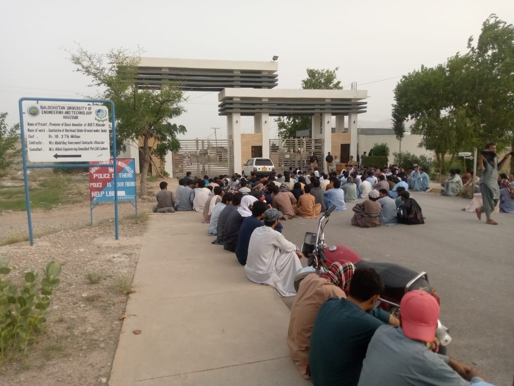 Alijanmaqsood12's tweet photo. Khuzdar: Students stopped at gate after they brought tents to continue their ongoing protest against the administrative behaviors. They are protesting outside the gate, while police are called back, likely to arrest the students. https://t.co/AaeyQlPTre