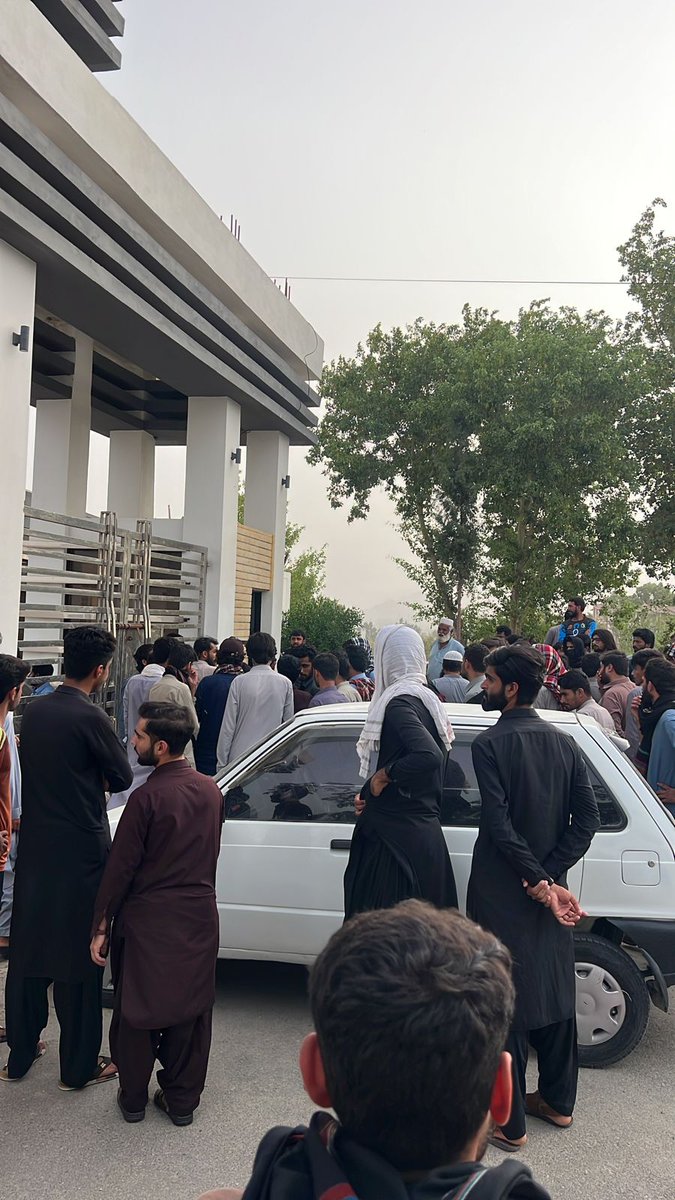 Alijanmaqsood12's tweet photo. Khuzdar: Students stopped at gate after they brought tents to continue their ongoing protest against the administrative behaviors. They are protesting outside the gate, while police are called back, likely to arrest the students. https://t.co/AaeyQlPTre