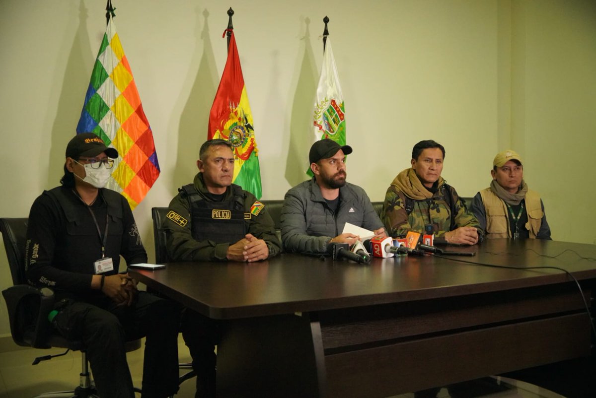 EDelCastilloDC's tweet photo. 1/4 ¡Después de 18 horas de operativo, 90 efectivos policiales movilizados y más de 6 días de despliegue realizamos un gran operativo en contra de la minería ilegal, el uso de mercurio para la explotación de oro y en defensa de nuestra Madre Tierra en #Beni, río Madre de Dios! https://t.co/XGJO2rRqx3