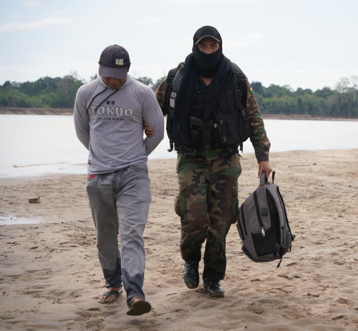 EDelCastilloDC's tweet photo. 2/4 En este gran operativo se aprehendió a 57 personas vinculadas a este ilícito, se destruyó 27 dragas afectando en más de USD 1.5 millones, se incautaron armas, mercurio y otros artefactos. https://t.co/Lb34jyA0Mo