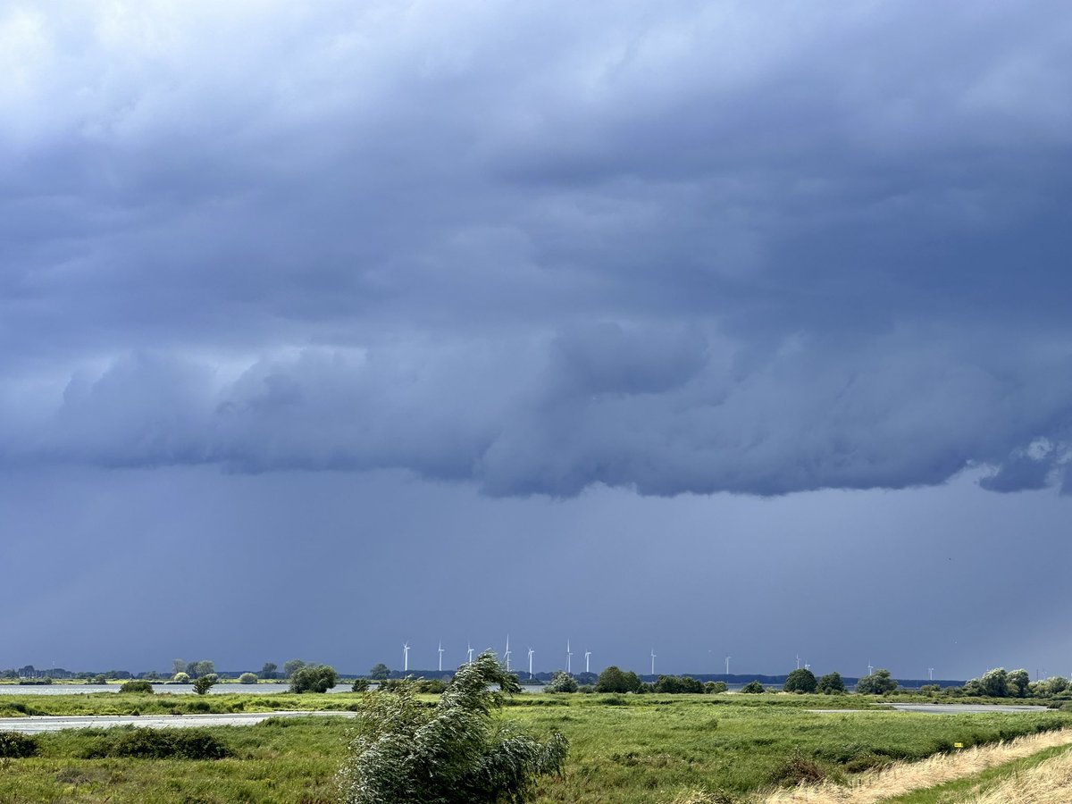 ferrykrauweel's tweet photo. Mooie arcus! #goudswaard @NoodweerBenelux @BuienRadarNL https://t.co/XBrrzXORFv