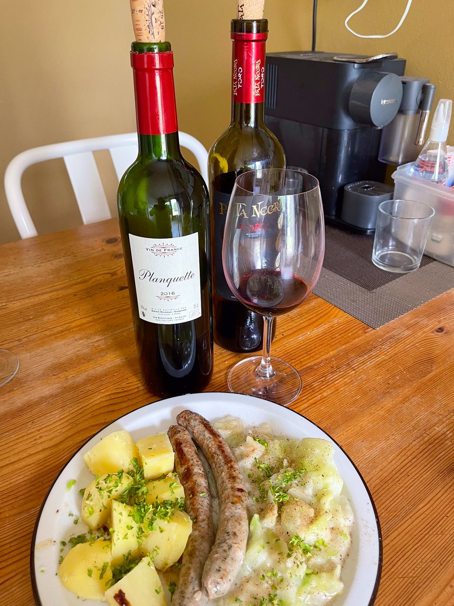 joukesp's tweet photo. #SaturdayLunch #QuickAndSimple #Chipolata #PointedCabbage #Potatoes
Quick and simple!: Cipolata, pointed cabbage w béchamel & potatoes.
Last of delicious ‘16 Planquette by Didier Michaud. Vin de France w Cab S (50), Cab F (30) & Merlot (20).
Full bio, 12 mo oak, 8000 btls, 0 SO2 https://t.co/HKrEAsCnfa