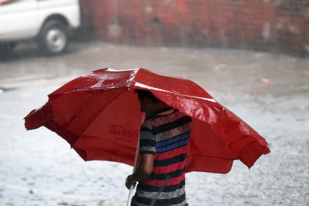 TOIDelhi's tweet photo. #DelhiRains

People were caught in monsoon rain in New Delhi on Saturday evening. 

(Photos: Piyal Bhattacharjee) https://t.co/DWB8zcTE8F