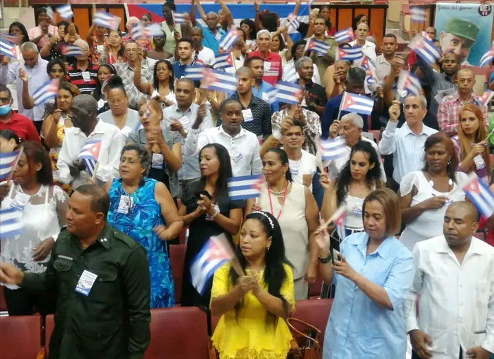 🙌 El Alto Oriente Cubano realiza hoy su Asamblea Provincial #XCongresoCDR . Un territorio que cuenta con 8️⃣5️⃣7️⃣ Zonas y 5️⃣9️⃣7️⃣6️⃣ CDRs realizándose el proceso en la mayoría de sus estructuras.  
Abro 🧵👇