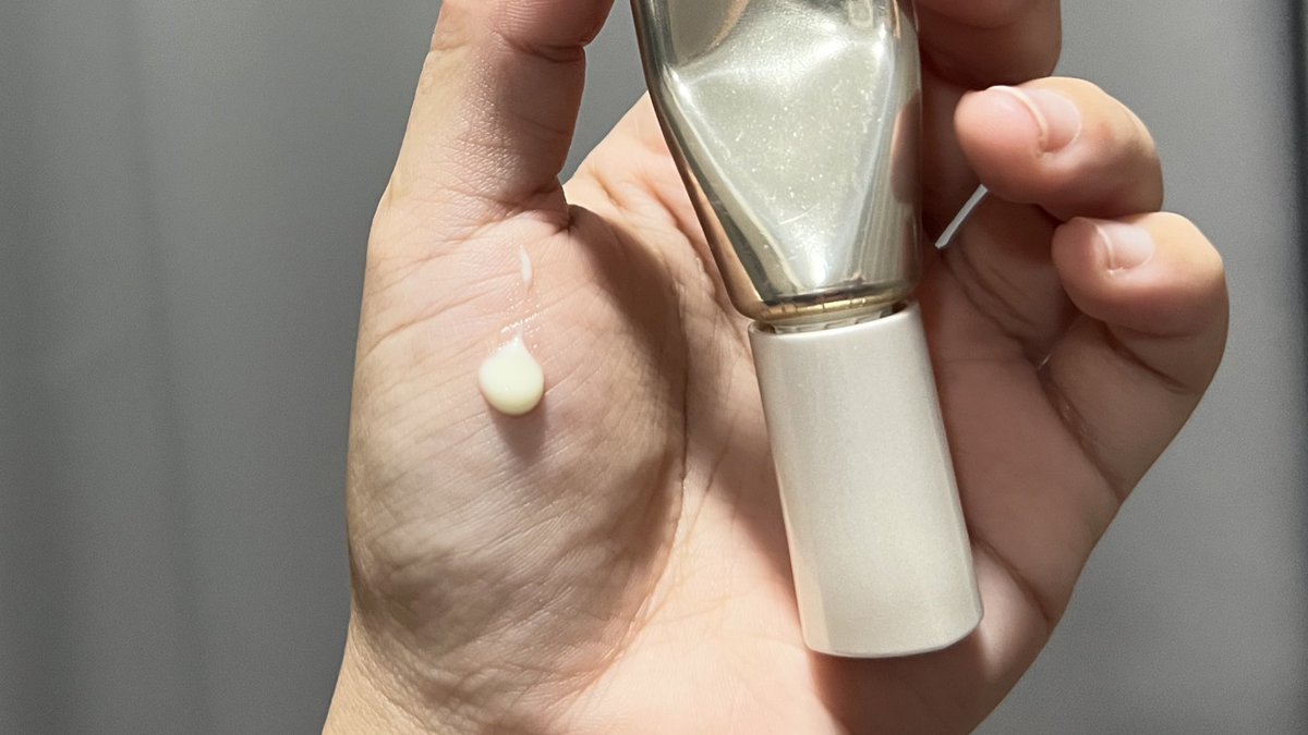 สกินแคร์ทาใต้ตา ใช้แล้วชอบก็คู่นี้ ตัวเซรั่ม Hya Loreal ทาแล้วรู้สึกใต้ตาชุ่มชื้น ดูตาไม่ล้าดี ส่วนอีกตัว Elixer เป็นแบบเนื้อครีม ตัวนี้ค่อนข้างเข้มข้น ทาละชุ่มชื้นเช่นกัน ชอบที่ใต้ตาดูฟูๆกระชับขึ้นคือเริ่ด