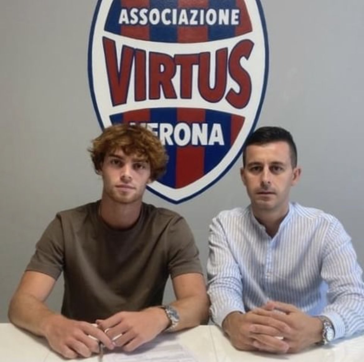 MondoCalcio_it's tweet photo. Alessio Menato, attaccante italiano classe 2001, è ufficialmente un nuovo calciatore del Virtus Verona. Arriva dall’Este a titolo definitivo ed ha firmato un contratto fino al 30 giugno 2025. #Calciomercato #VirtusVerona #Menato #Este #SerieC https://t.co/w160cqFGYg