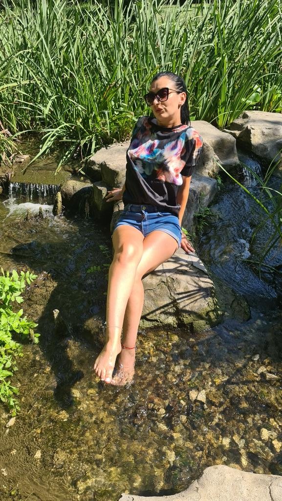 Ma topesc 🫠  ca o inghetata🍦 ! Vrei sa ma lingi ? 🤣🤣

I am melting 🫠 like an ice cream 🍦! Woluld you like to  lick me ?   🤣