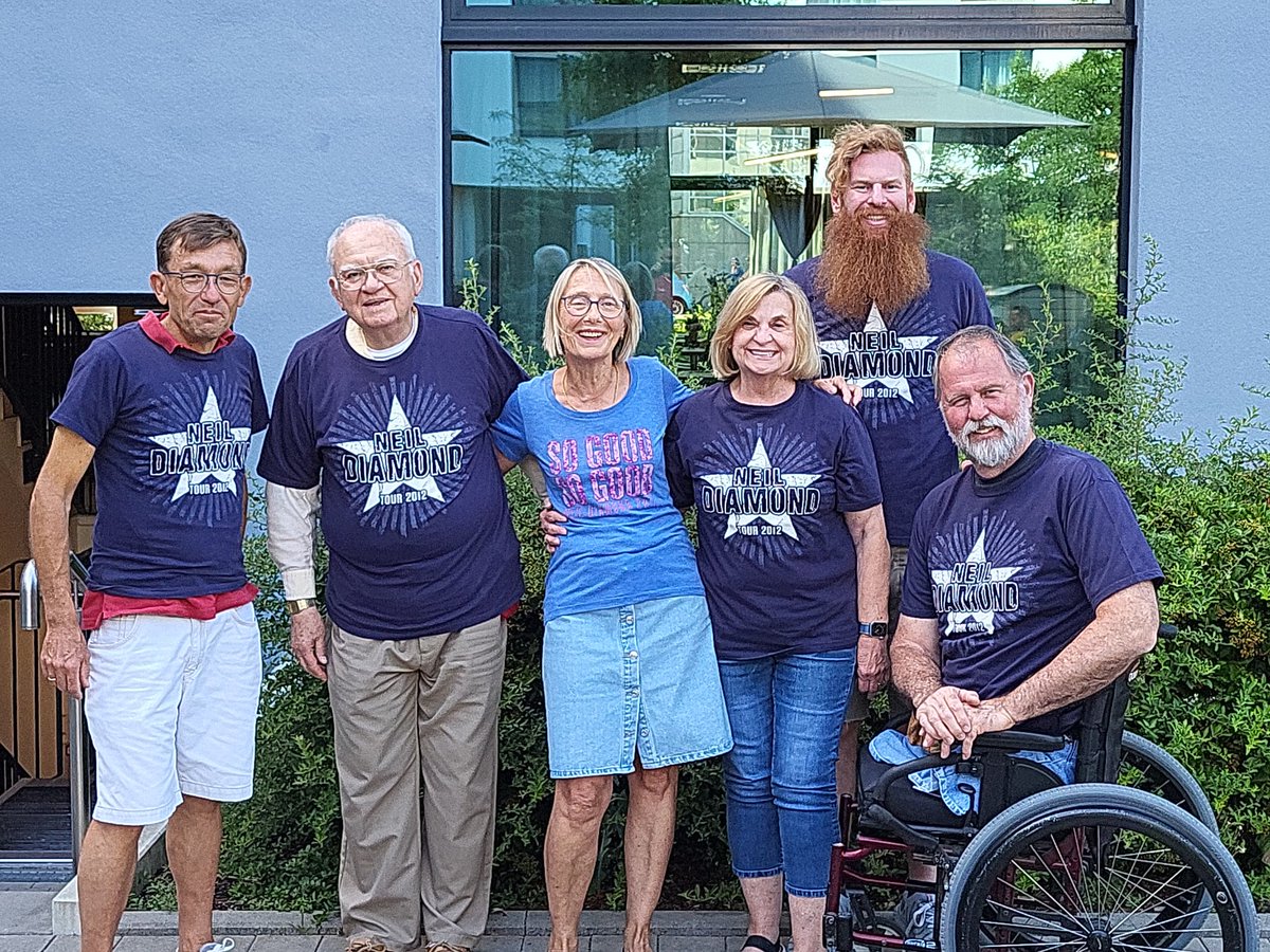 ElisabethCook2's tweet photo. Transatlantic #NeilDiamond and #ABeautifulNoise fans from #California and #Germany get together. Last time we met at the #opningnight in Boston.
#KatieMcDiamond #fondmh #sibyllac https://t.co/ZET6Lnxzho