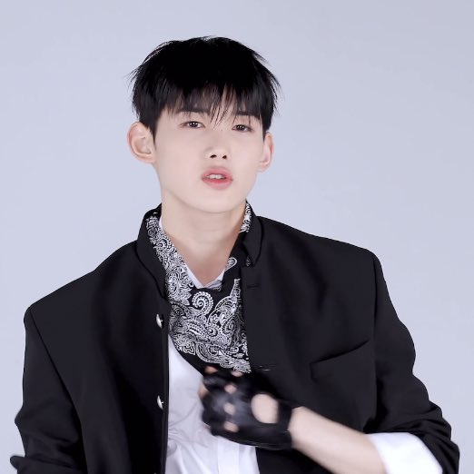 summer78lover's tweet photo. @MnetKR #비주얼캠_andTEAM 
죠죠 비행기타는 파트때 항상 얼굴이 잘 안보여서 아쉬웟는데 일케 비주얼캠으로 얼굴에 잇는 점까지 잘 보여주시다니 👉👈 
비주얼담당 죠둥이를 잘 담아주셔서 정말 감사합니따 😁🩵 비주얼캠 정말매우매력잇네 https://t.co/sFB7JKqzR3