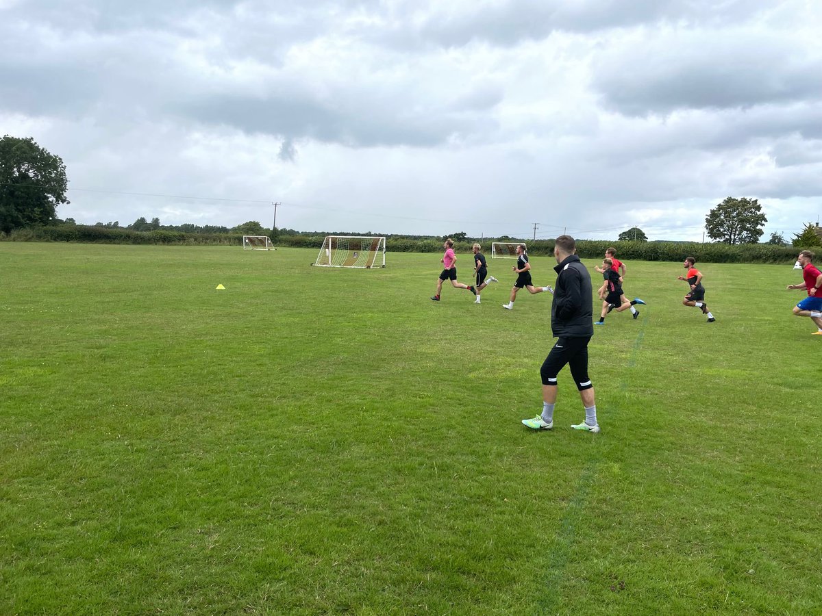 MalmesburyVics's tweet photo. With no game today, the boys still put in the graft to get ready for the tough test of @longlevensafc Tuesday! 

⚫️⚪️⚫️🔴 https://t.co/8xNree6OWX