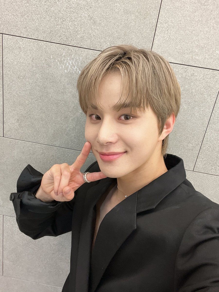 captainuwu's tweet photo. Jungwoo 💬 "Finally tomorrow is Urichil's 7th Anniversary fanmeeting, are you looking forward to it~?💚"

"Honestly today I'm freaking awesome/hella cool (폼 미쳤다/pom micheotta)"

정우야아앙!! 너무 너무!! https://t.co/iZSUtvcRp3