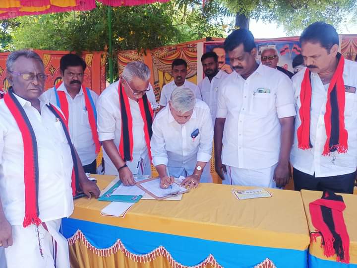 JAMESG495267113's tweet photo. 15.07.23 இன்று

தமிழக ஆளுநர் RN
 ரவி யை பதவி நீக்கம் செய்யகோரி
மதிமுக தலைமையில் நடைபெற்ற கையெழுத்து இயக்கத்தில் விடுதலைச் சிறுத்தைகளின் சார்பில் கலந்து கொண்டு உறையாற்றினேன்.....

ஞான.ஜேம்ஸ்வளவன்
ஒன்றிய செயலாளர்
இளையான்குடி ஒன்றியம்
சிவகங்கை மாவட்டம் தெற்கு https://t.co/08Jq0UwcG4