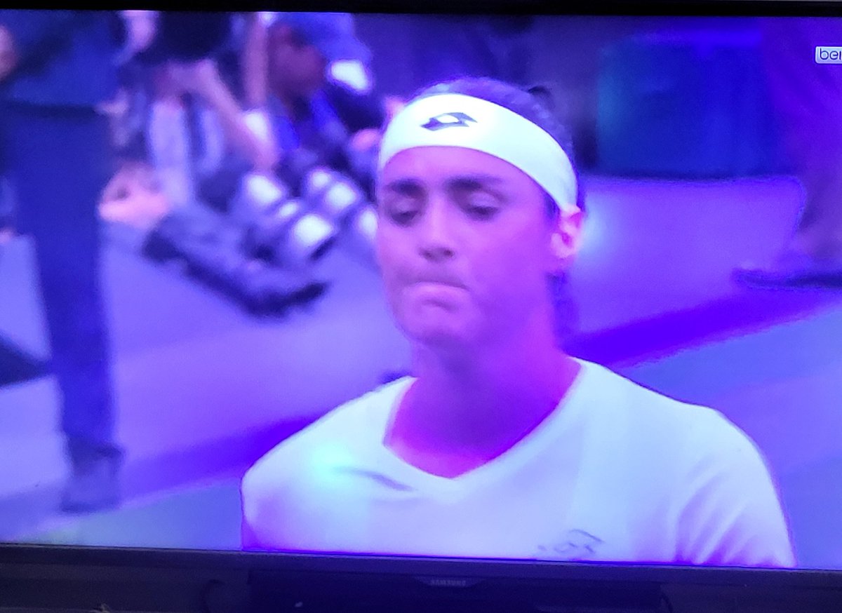 All_mighty_FR's tweet photo. C'est catastrophique, elle n'y est plus... Le visage résume tout.
Allez ! 🙏🏾
#WTA #WTAextra #ATPExtra #Wimbledon #OnsJabeur https://t.co/mTvGhrqq3m
