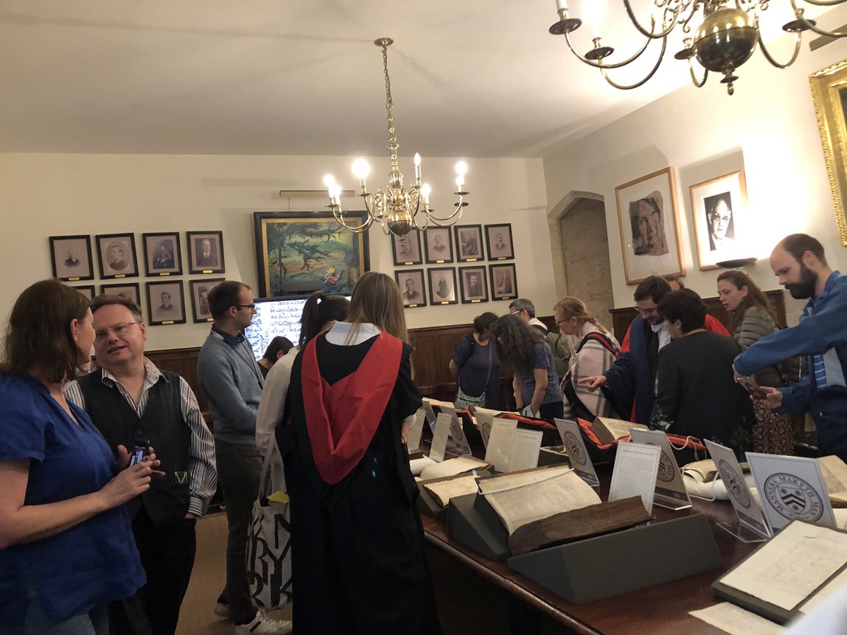M_Castelletti's tweet photo. Isn’t this just wonderful to see?
Thank you @NewCollegeLib @NewCollegeOx! #publicengagement #materialculture #sharingcollections
So grateful & so proud #mycollege
@bodleianlibs @richove @TORCHOxford @UniofOxford @ArtsFestOxford @GLAMOutreach @GlamVols @OxMedStud @OxfordHistory https://t.co/6lRceIF6ty