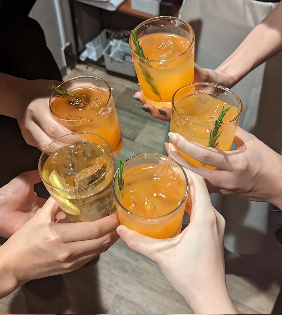 lunpapa_6v6's tweet photo. 色んな人から制作のあり方とか、デザインの仕方とか探求するヒントをもらえて素敵な時間でした!!
友達もできた〜!ありがとうございました!
@Budo_design
#DesignerMeetup
#イラレカクテル https://t.co/WxKw9XrKdZ