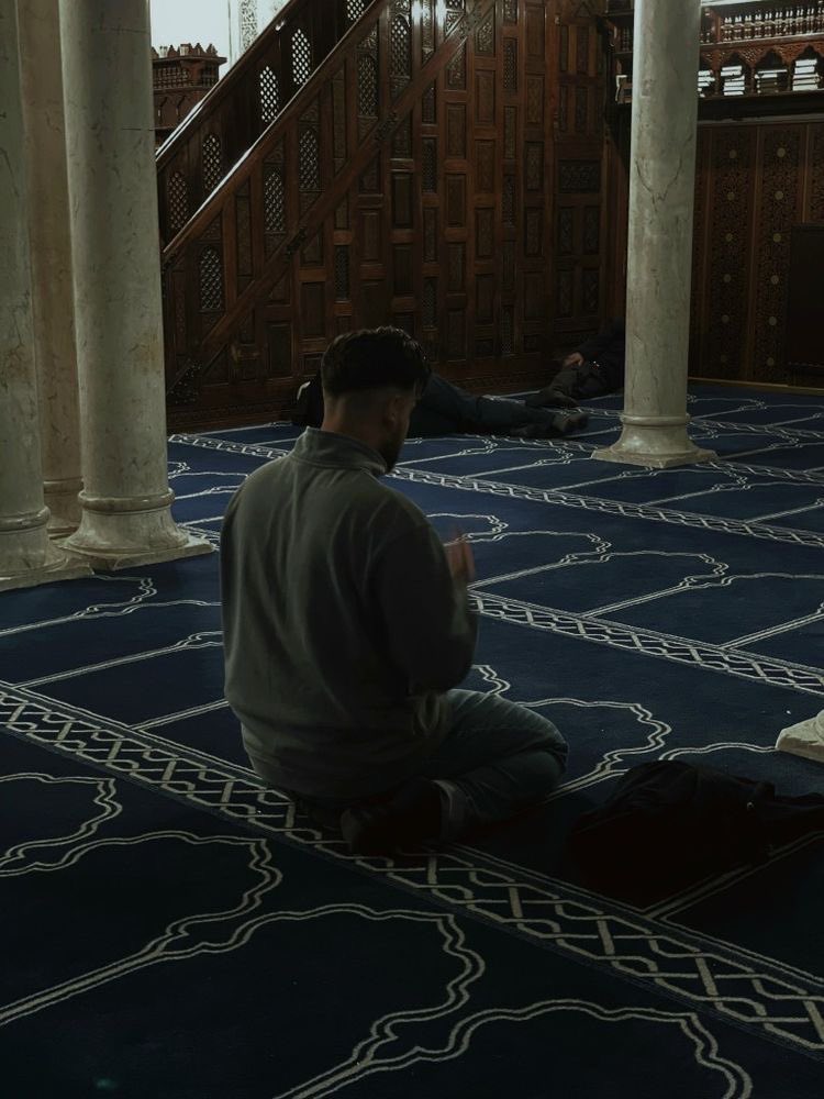 h_990099's tweet photo. مولاي إنّي قد أنختُ رَواحِلي 
في باب جودِك والرَّجا يحدوني 
أخشى ذنوباً لستُ أذكرَ جُلّها 
والقلبُ أجدَبَ من جفافَ جُفوني 
ظَمَأً أُقلِّبُ في السماءِ نواظري 
بكْ يا إلهي ما أسأتُ ظنوني

#مساء_الخير_والسعاده_للجميع https://t.co/LByVevc5eC