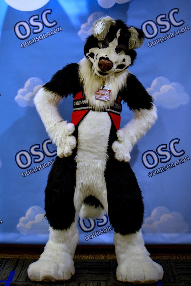 Look, look it's a dog!
Me at <a href="/OokiiSoraCon/">☁️ OokiiSoraCon ☁️</a>.

📷 <a href="/jessica_brannum/">Jessica Brannum</a>