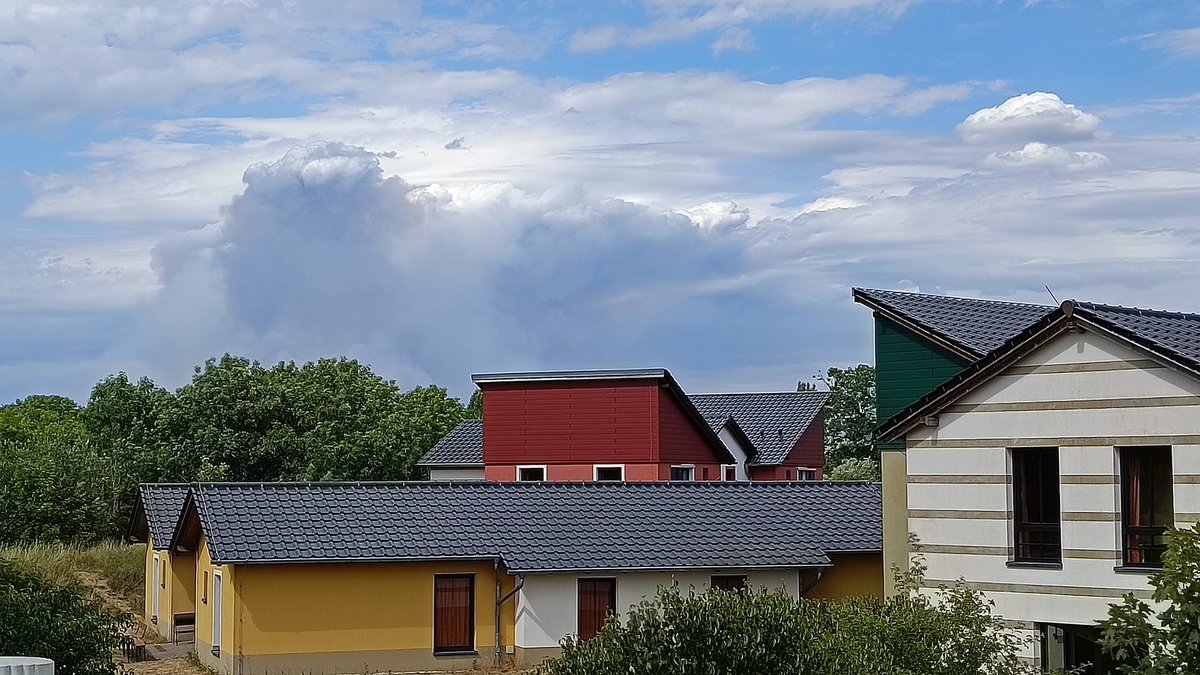 TheFearChar's tweet image. Ein #pyrocumulus über dem Burgenlandkreis. Ein #Feuer in der Nähe von #mücheln