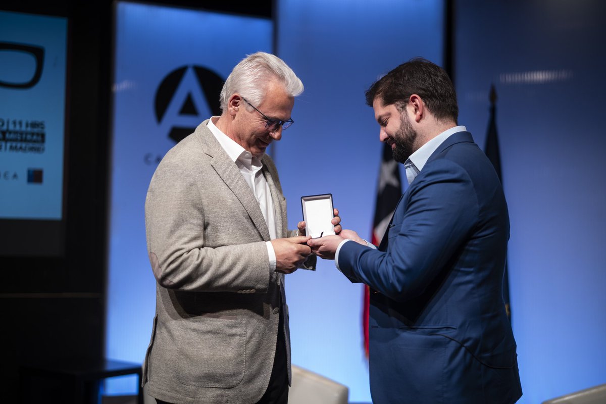 🔴 ESPAÑA: Presidente <a href="/GabrielBoric/">Gabriel Boric Font</a> entregó reconocimiento al juez Baltasar Garzón y le agradeció “en nombre del pueblo de Chile” por la detención de Augusto Pinochet en Londres.