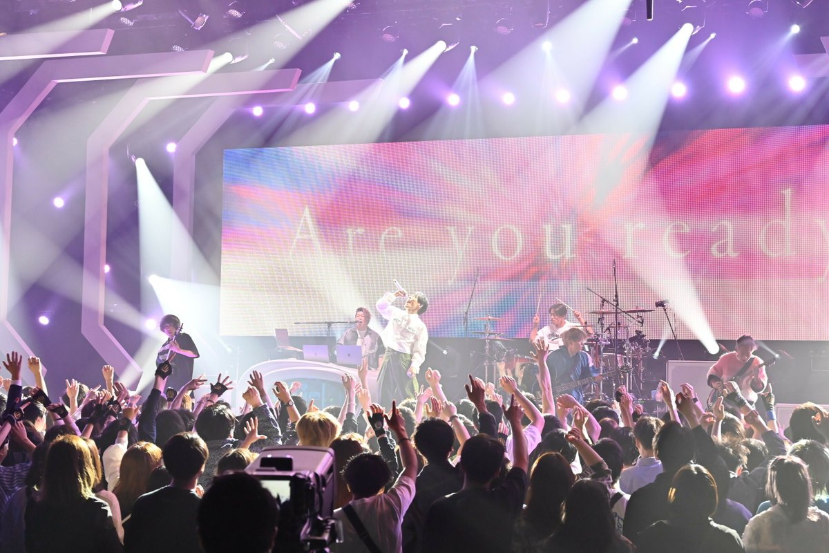 telasa_jp's tweet photo. ／
#UVERworldROOM
～やけにチャイムの鳴る夜〜
＼

#TAKUYA∞ の熱いMCごと、撮り下ろしライブパフォーマンスを #テラサ 完全独占で配信開始‼️

🎼セットリスト🎼
♪1 #MakingitDrive
♪2 #AVALANCHE
♪3 #Touchoff
♪4 #PRAYINGRUN
♪5 #EN
♪6 #ピグマリオン

https://t.co/EEWxtLZMgN

#UVERworld https://t.co/IP1dyfqGNL