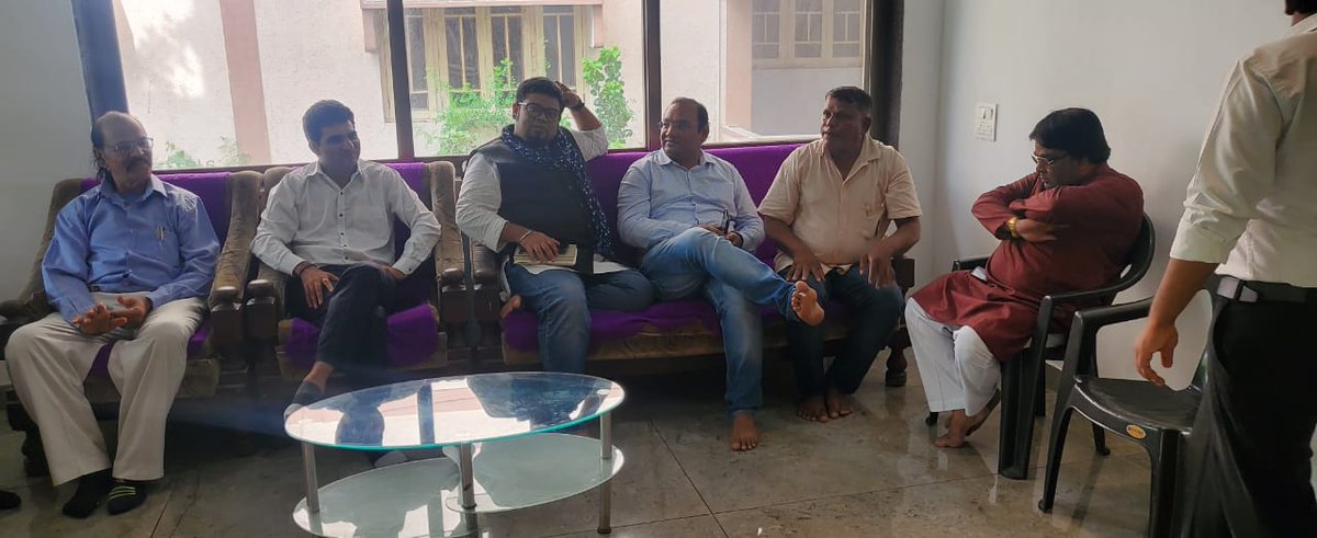 આજરોજ એક અવાજ એક મોર્ચા ના આહ્વાન ને માન આપી શંકર ફળિયા વ્યારા ખાતે બેઘર પરિવારોની લડતમાં નાગરિકો સાથે કર્મશીલ રોમેલ સુતરિયા સાથે ઈસુદાન ગઢવી તેમજ મનોજ સોરઠિયા જી હાજર રહ્યા તેમનો સંગઠન વતી આભાર વ્યક્ત કરીએ છીએ.સ્થાનિક આગેવાનો Ad જીમી પટેલ,અખિલ ચૌધરી Ad નિતીન પ્રધાન પણ હાજર રહ્યા