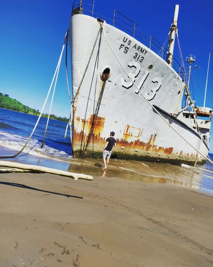 BESTY ROSS dans l'attente de sa sortie et de l'aménagement du musée . 
#Betsyross #Sharkbay
#Beach #Sand  #USArmy 🇺🇲
#Oceanpacifique 
#Vanuatu #Museumship